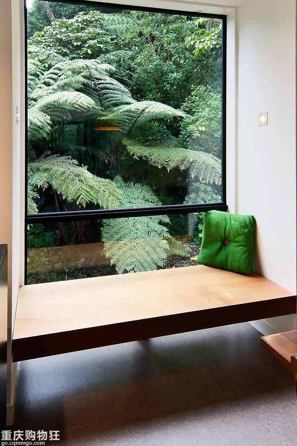 別怕，這類顏色的木板鋪滿墻一點也不壓抑、老土