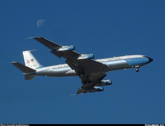 在波音747之前，美國總統(tǒng)專機(jī)是波音707，圖為里根的波音707-353B型“空軍一號”專機(jī)