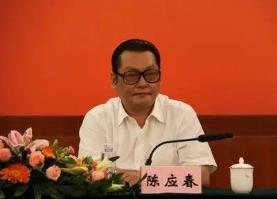 ｜點評｜ 有媒體梳理出，去年10月在家墜亡的國信證券原總裁陳鴻橋，其任職經(jīng)歷與陳應(yīng)春多有交集。2011年，因受賄罪獲刑7年的深圳市金融辦原主任李林，其任職期間的直接上司正是陳應(yīng)春。但目前并無消息顯示，這些事件存在直接關(guān)聯(lián)。