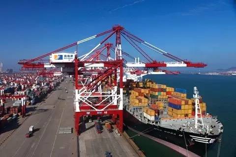 ｜點評｜ 所謂分銷中心或虛擬礦山，就是先把大量鐵礦石成批運至中國港口堆存再進(jìn)行“零賣”，這樣既可提高供貨效率，也有利于與其他競爭對手競爭。國內(nèi)鋼鐵協(xié)會則擔(dān)心，此舉將影響市場價格，不利于其進(jìn)行價格談判。所以，這一計劃雖然很早就被提出來，但一直沒有能夠?qū)崿F(xiàn)。